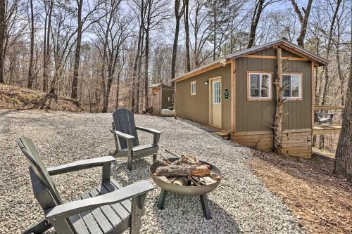 Cozy Studio Cabin in Tallassee with Water View! in Tallassee, USA