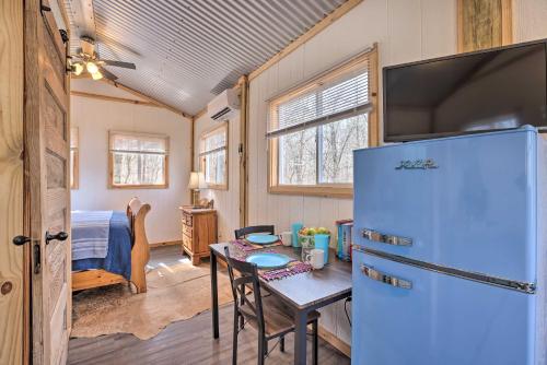 Cozy Studio Cabin in Tallassee with Water View! in Tallassee, USA