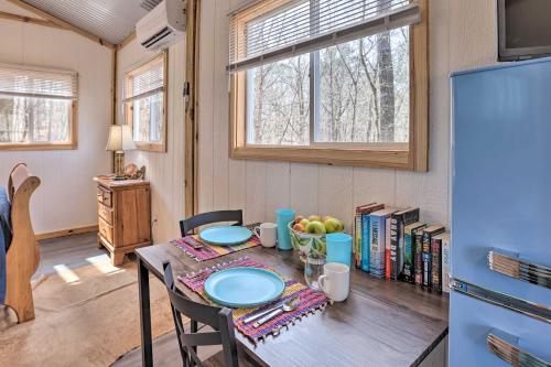 Cozy Studio Cabin in Tallassee with Water View! in Tallassee, USA