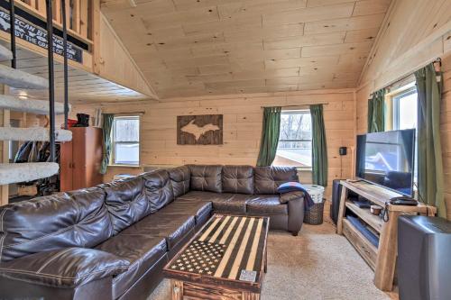 Manistique Cabin with Grill - Near Thunder Lake in Steuben, USA
