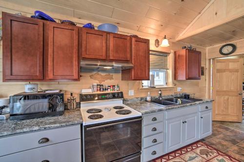 Manistique Cabin with Grill - Near Thunder Lake in Steuben, USA