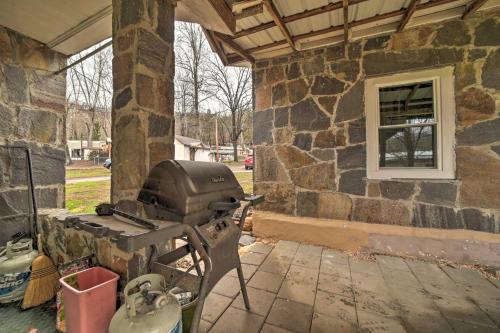 Cozy Bryson City Cabin Rental with Shared Yard in Bryson City, USA