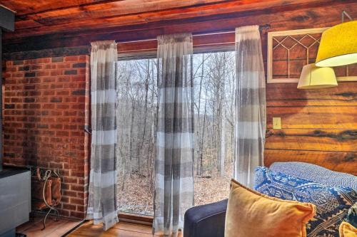 Cozy Tennessee Cabin Rental - 1 Mi to Lake