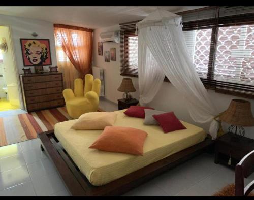1 queen bed, 1 twin bed