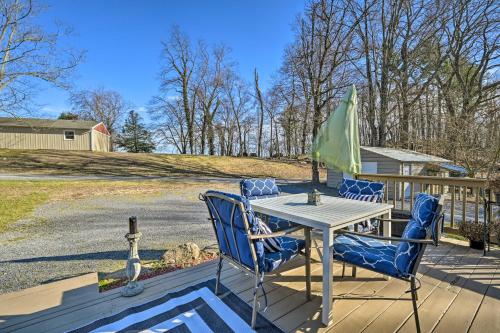 B&B Berkeley Springs - Berkeley Springs Vacation Home with Fire Pit! - Bed and Breakfast Berkeley Springs