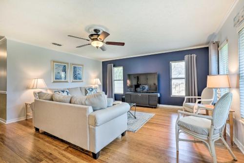 St Augustine Island Home with Patio, Walk to Beach! in บัทเลอร์ บีช