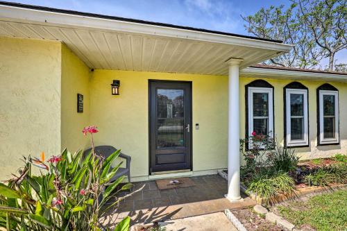 St Augustine Island Home with Patio, Walk to Beach! in บัทเลอร์ บีช