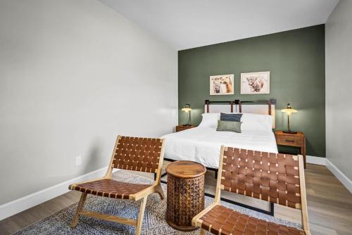 Single Bedroom - Queen Size. Heart of Downtown Vista in Vista, USA