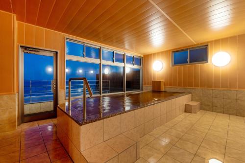 Hot spring bath, Uminohotel Hajime (ex Umikaoruyado Hotel Newmatsumi) in Beppu