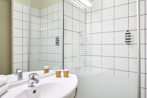 Bathroom, ibis budget Porte d'Aubervilliers in Aubervilliers