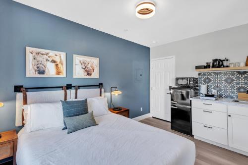 Large room. Queen Bed. Workspace. Heart of Downtown in Vista, USA