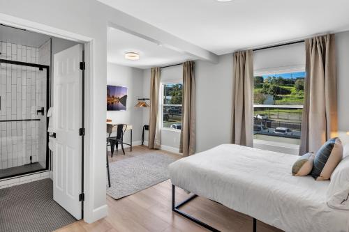 Large room. Queen Bed. Workspace. Heart of Downtown in Vista, USA