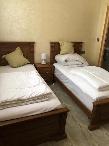 2 twin beds