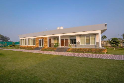 Luxury Farmhouse Stay, Pure Vegetarian- Santushti Farm, NCR Gannaur