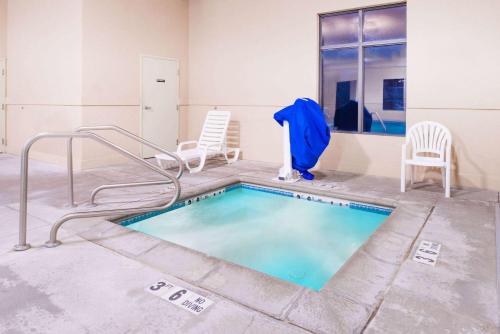 熱水浴缸, 哥倫比亞東速8酒店 (Super 8 By Wyndham Columbia East) in 密蘇里州哥倫比亞 (MO)