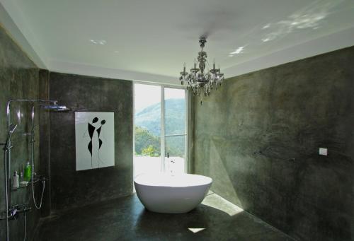 Fürdőszoba, Singha Sanasa Luxury Homestay in Pundaluoya