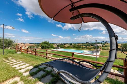 Kert, Farmhouse in Tuscany with Pool and Hill Views in Cignano