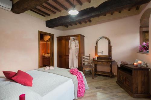 Farmhouse in Tuscany with Pool and Hill Views in Cignano