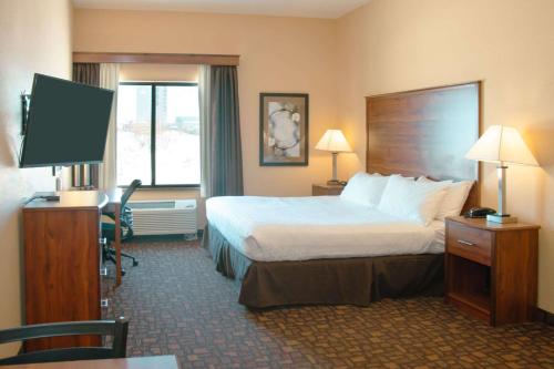 Grand Forks Lodge and Suites