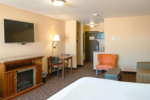 Grand Forks Lodge and Suites