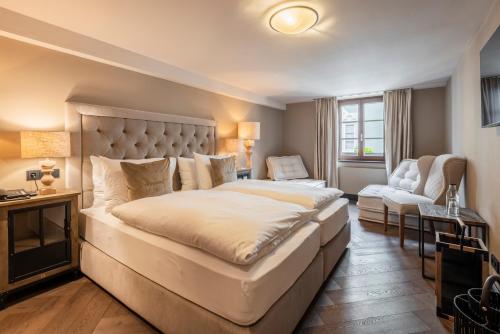 1 queen bed, 1 sofa bed