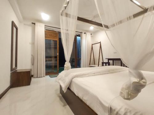 Double Room with Garden View image 9