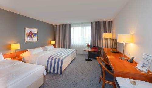 1 queen bed, 1 twin bed
