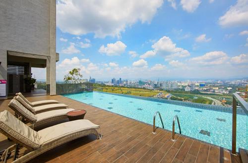 Modern 4BR Apartment Near Mid Valley & Sunway Pyramid Free WiFi Parking, Kuala Lumpur