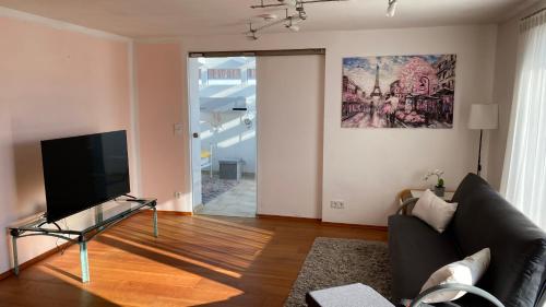 FeWo Luxus Wohnung im eigenen Ferienhaus, 120 qm, Nähe Regensburg mit Balkon, Terrasse & Garten, gute Zuganbindung