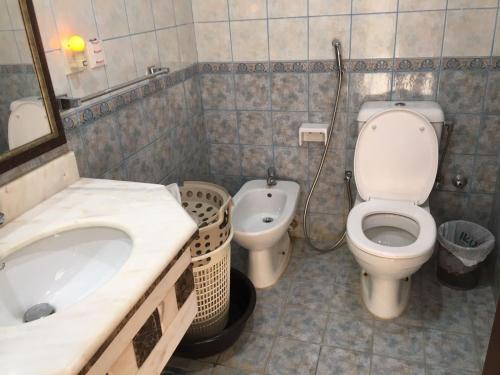 Bathroom, khsea in Durrat Al-Arus