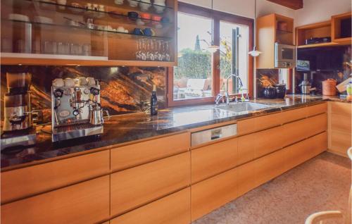 Six-Bedroom Holiday Home in Fumane -VR- - image 10