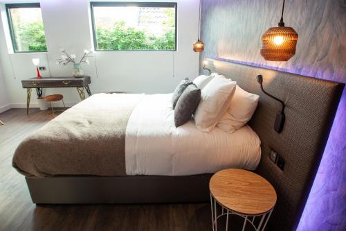 1 queen bed, 1 double bed