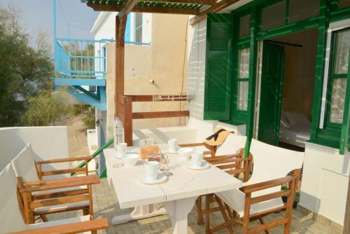 Milos Apartments Kardapis Upper Floor in คลีมา