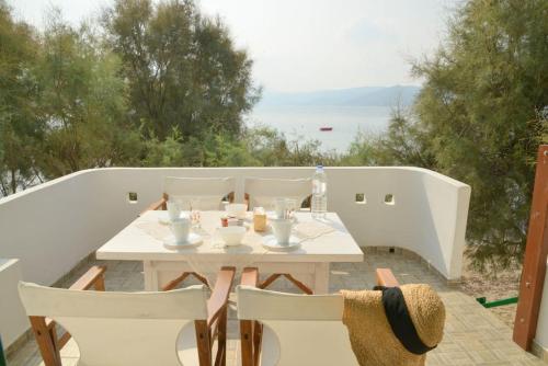 Milos Apartments Kardapis Upper Floor in คลีมา