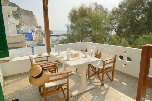 Milos Apartments Kardapis Upper Floor in คลีมา