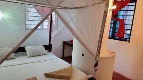 2 Bed House - Sleeps 4 - Pool - Garden - Parking, Ukunda (photo 2)