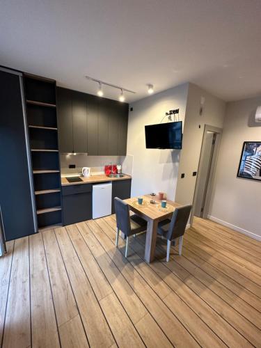 Studio with Balcony image 7