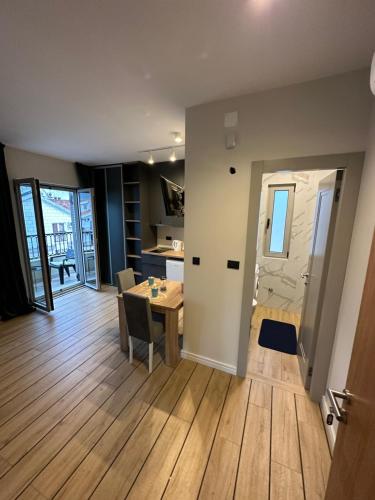 Studio with Balcony image 5