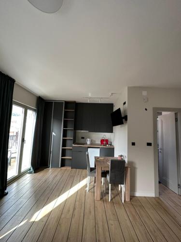 Studio with Balcony image 9