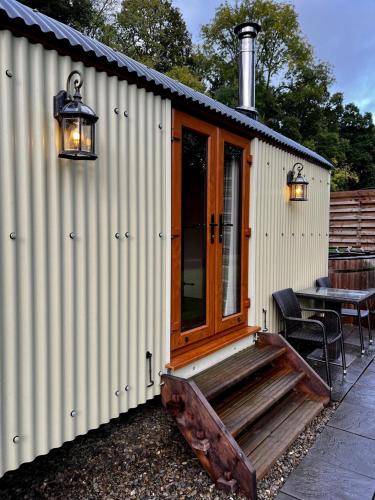 The Daffodil Shepherd's Hut, Primrose