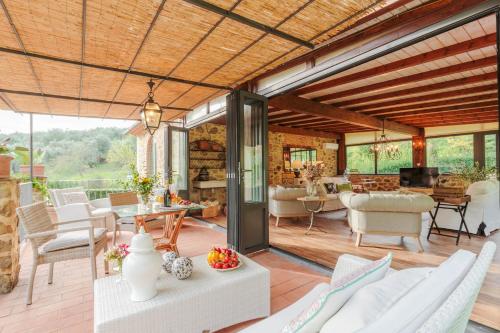 Villa Veranda, a Romantic Farmhouse with Pool