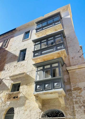 Centrally located Valletta 2-bedroom Loft - image 2