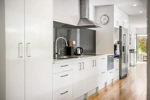 Forest View Apartment with Parking and Garden - Auckland