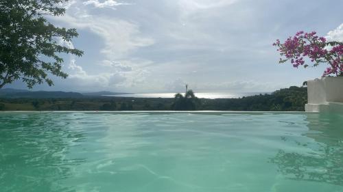 Piscina vista al mar, Jacuzzi con agua caliente