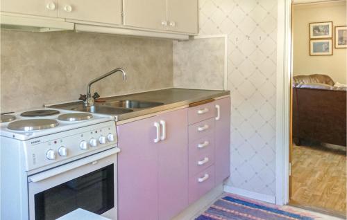 virtuve, 1 Bedroom Stunning Home In Roke in Roke