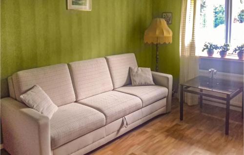 1 Bedroom Stunning Home In Roke in Roke