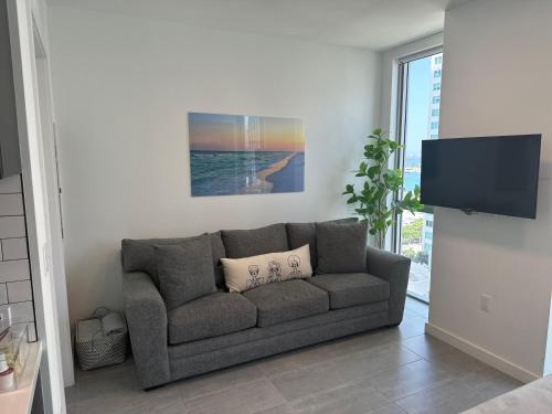 Comfortable Studio with King Bed and Queen Sofa-bed in Miami, USA