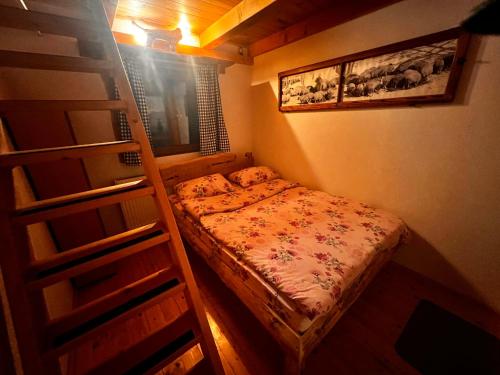 1 double bed, 2 futon beds