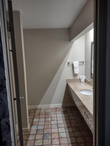 Days Inn by Wyndham Lonoke - image 11