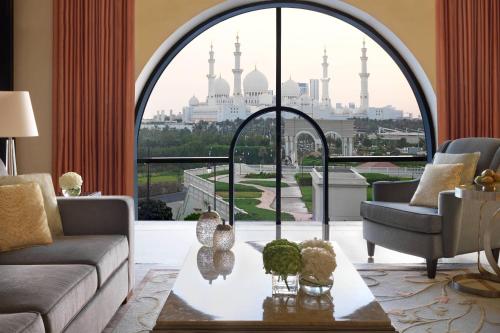 The Ritz-Carlton Abu Dhabi, Grand Canal